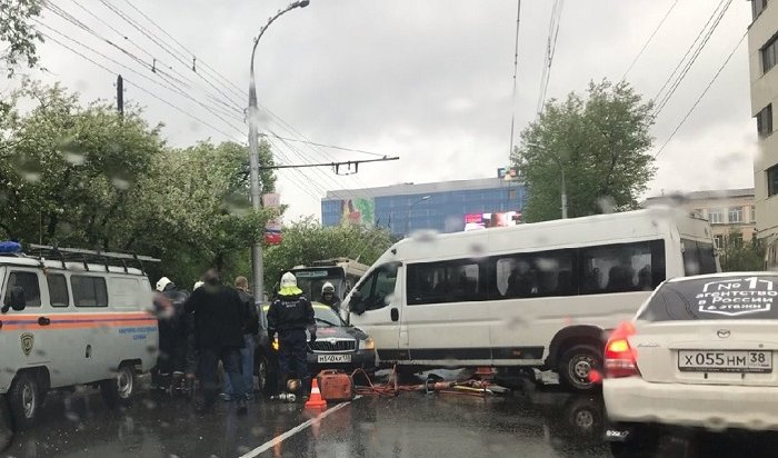 Три человека пострадали при столкновении такси с маршруткой на улице Советской в Иркутске (Видео)
