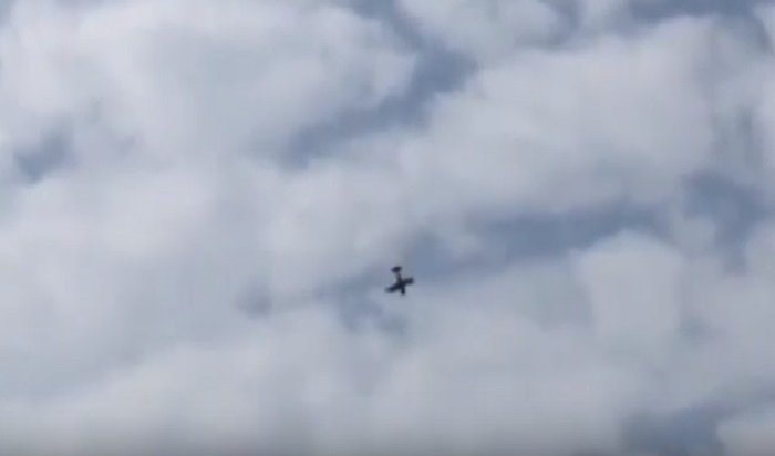На авиашоу в Польше самолет ЯК-52 упал в реку (Видео)