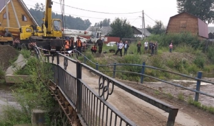 В поселке Копай Иркутска после паводка демонтируют мост через Ушаковку