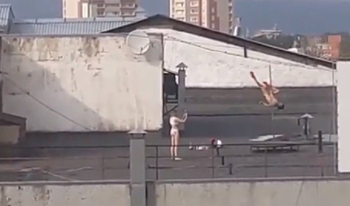 Стриптизерши устроили шоу на крыше дома в Иркутске (Видео)