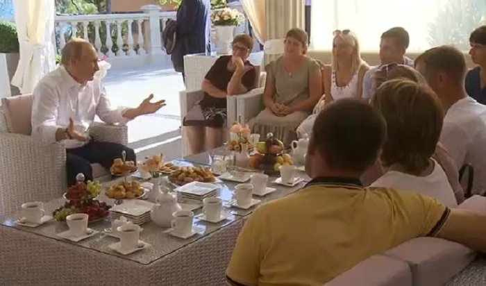 Владимир Путин встретился с пострадавшими от наводнения в Тулуне (Видео)