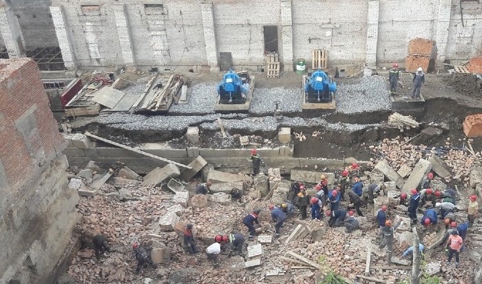 В Новосибирске на 12 строителей обрушилась стена дома во время реконструкции (Видео)