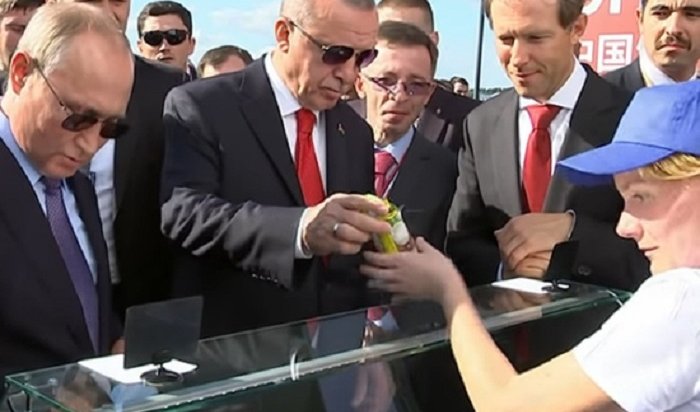 Дважды продавшая Путину мороженое девушка «растворилась» вместе с лотком (Видео)