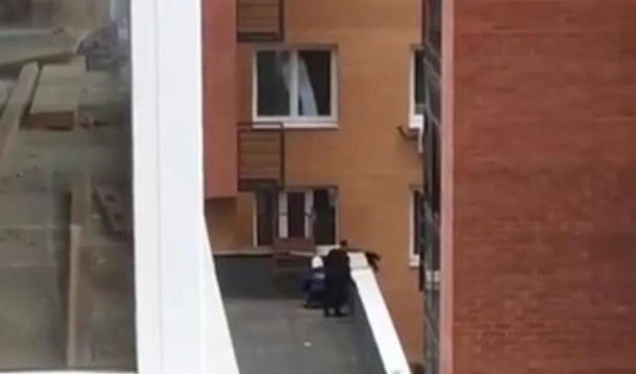 Женщина выпала из окна 10 этажа в Иркутске