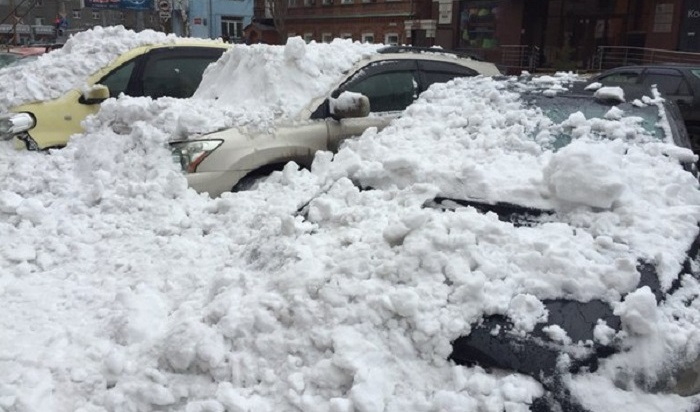 Ангарчанка отсудила у управляющей компании 119 тысяч рублей за снег, упавший с крыши на авто