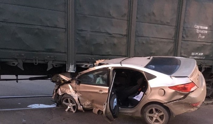 Водитель Hyundai Solaris уснул за рулем и врезался в товарняк на улице Трактовой