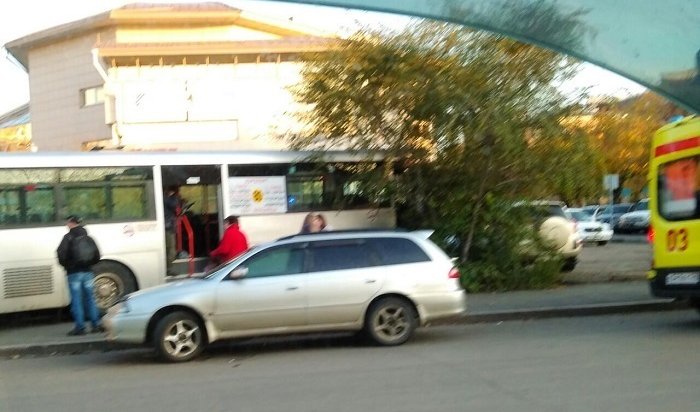 Шесть автомобилей протаранил на парковке в Иркутске 27-летний водитель автобуса № 80