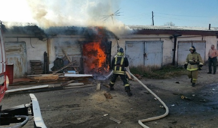 МЧС: В Иркутской области ежедневно горят гаражи