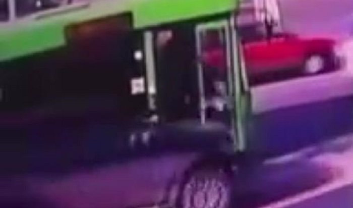 Студент попал под внедорожник, когда выходил из рейсового автобуса № 55 в Иркутске (Видео)