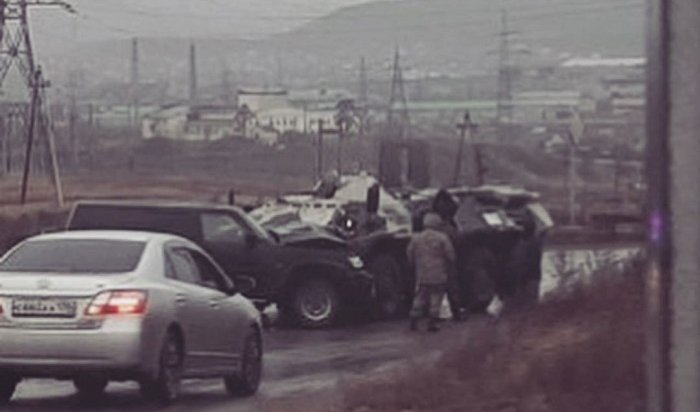 Внедорожник Nissan столкнулся с БТР в Улан-Удэ (Видео)