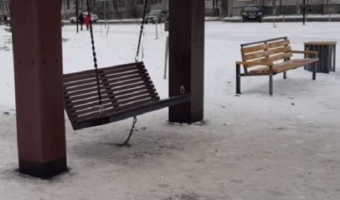 Жителям Архангельска подарили качели, прикованные к земле цепью (Видео)