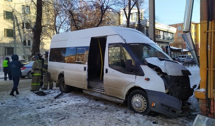 Автомобиль такси столкнулся с маршруткой № 32 в центре Иркутска (Видео)