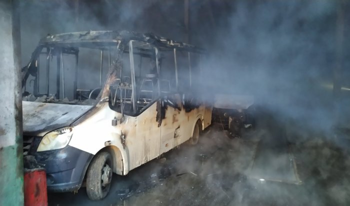 Два автобуса и две маршрутки сгорели на улице Горной в Иркутске (Фото+Видео)