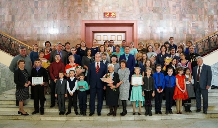Левченко вручил почетный знак «Материнская слава»