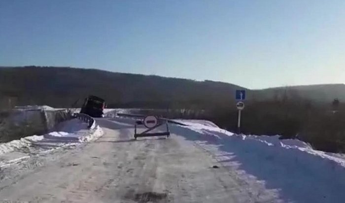Мост обрушился под лесовозом на севере Иркутской области (Видео)