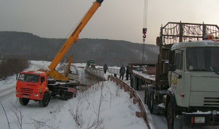 Мост через реку Макаровка восстановили после обрушения под лесовозом в Киренском районе