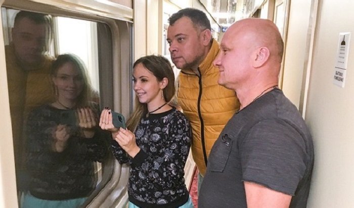 Первый пассажирский поезд проехал по Крымскому мосту