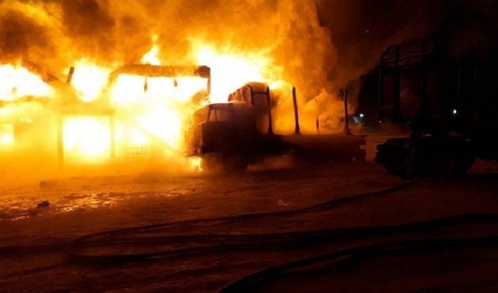 Два человека погибли на пожаре в общежитии лесозаготовительного предприятия в Приангарье