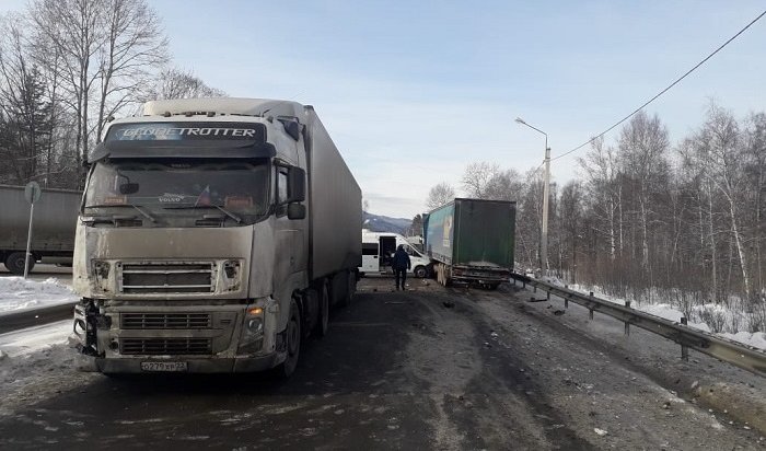 В Байкальске на федеральной трассе столкнулись пять автомобилей (Видео)