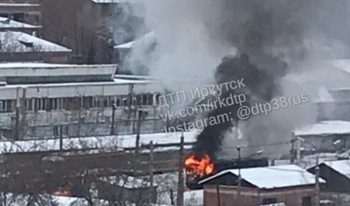 Трамвай горел в Иркутске утром 1 января (Видео)