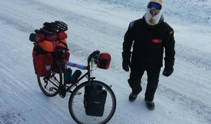 Велосипед сломался у испанского экстремала, который едет в морозы из Магадана в Иркутск (Видео)