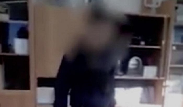 В Москве восьмиклассник во время урока избил учительницу (Видео)