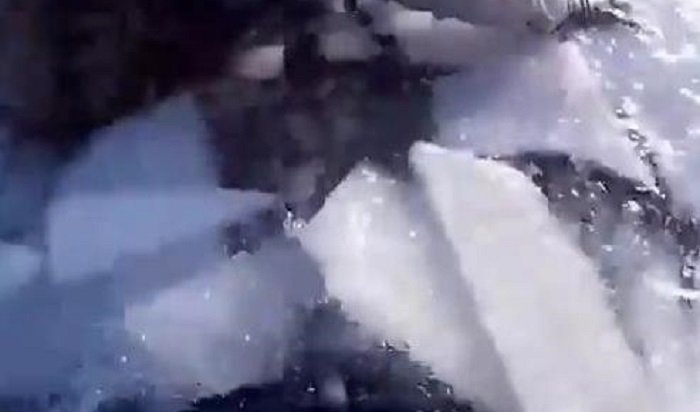 Туристы провалились под лед на Байкале, спаслись и мокрые прошли 6 км (Видео)