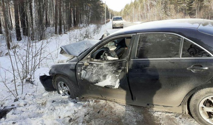 Шесть человек пострадали при столкновении трех иномарок на Байкальском тракте