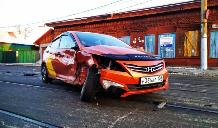 Автомобиль такси столкнулся с Toyota RAV4 в Иркутске (Фото+Видео)