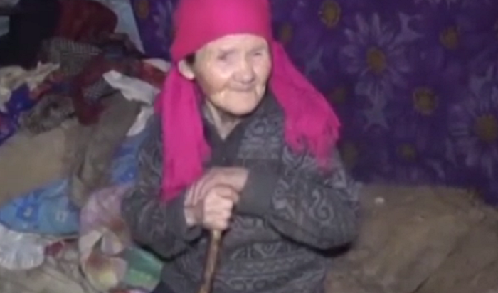 СК проводит проверку условий проживания 83-летней жительницы Чунского района (Видео)