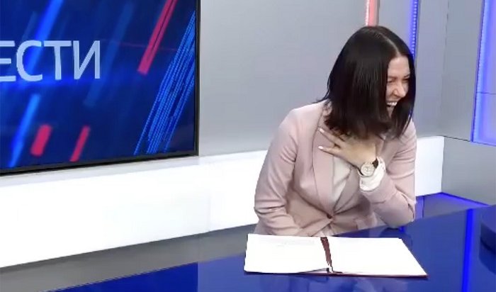 Камчатская телеведущая засмеялась при чтении новости об индексации соцвыплат (Видео)
