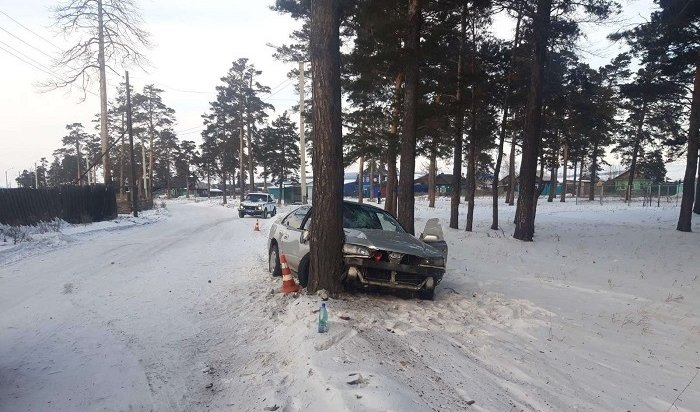 Школьник за рулем иномарки врезался в дерево в Свирске