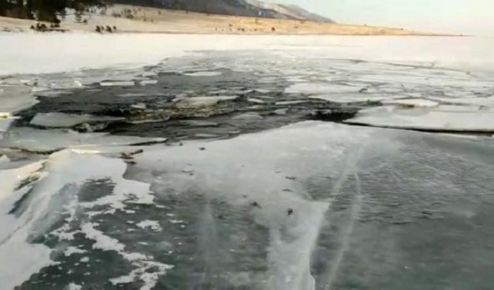 На льду Байкала образовались промоины из-за теплой погоды