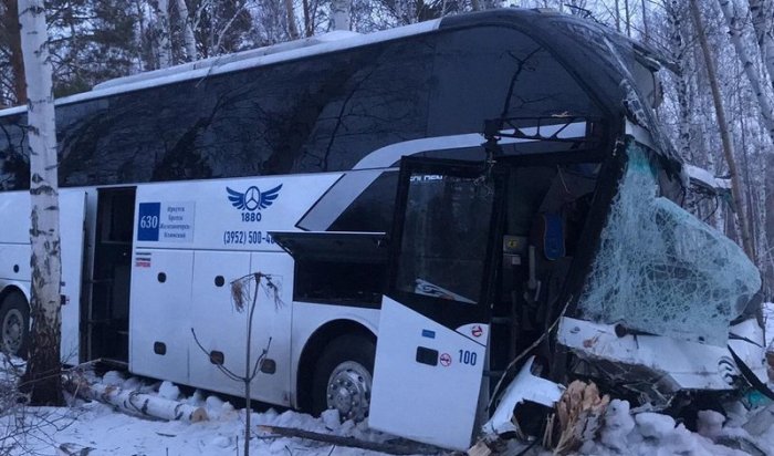 В Заларинском районе водитель автобуса уснул за рулем и съехал в кювет