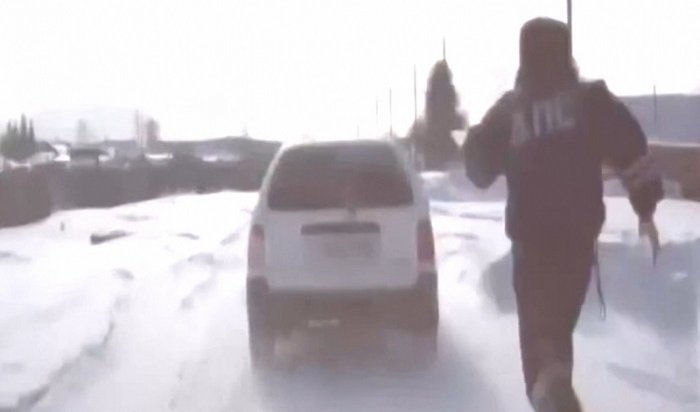 Инспектор ДПС бегом догнал автомобиль нарушителя в Зиминском районе (Видео)