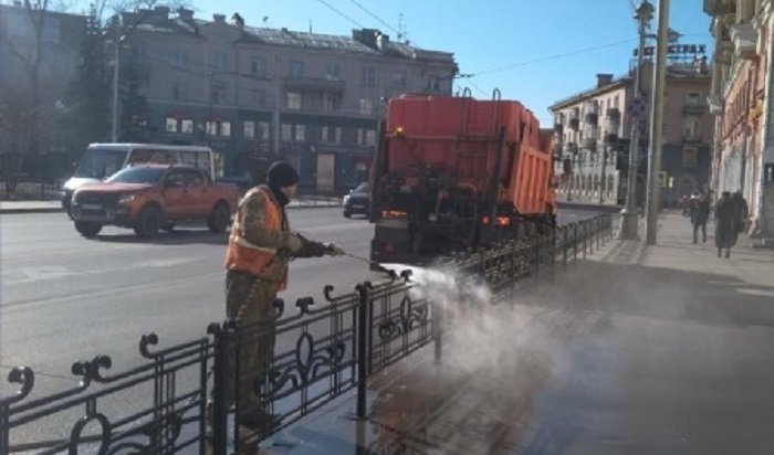 В центре Иркутска моют дорожные ограждения