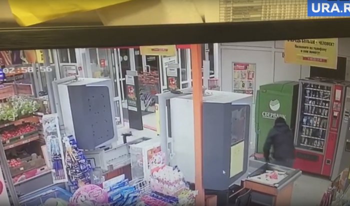 На Урале грабители в масках похитили банкомат за 20 секунд (Видео)