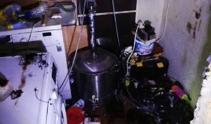 Многодетная семья пострадала при взрыве самогонного аппарата в жилом доме в Приангарье