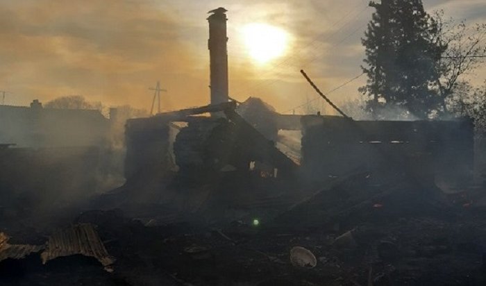 Восемь жилых домов сгорели в Зиме после сжигания сухой травы на приусадебном участке (Видео)