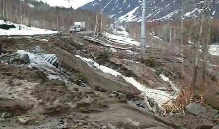 На севере Иркутской области размыло автомобильную дорогу из-за непогоды
