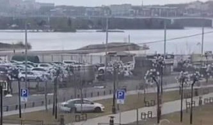 Водитель устроил дрифт в сквере на Верхней Набережной, взяв каршеринговую машину (Видео)