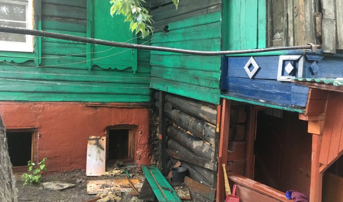 Деревянный дом на улице Карла Либкнехта в Иркутске загорелся из-за поджога тополиного пуха