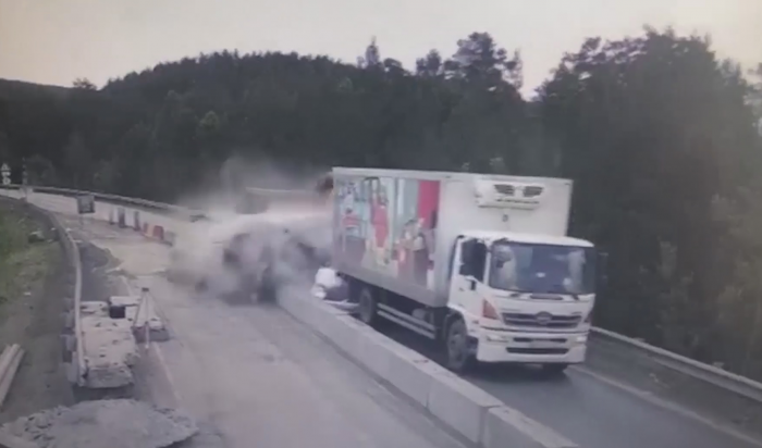 Момент ДТП с неуправляемым грузовиком на трассе в Челябинской области попал на видео