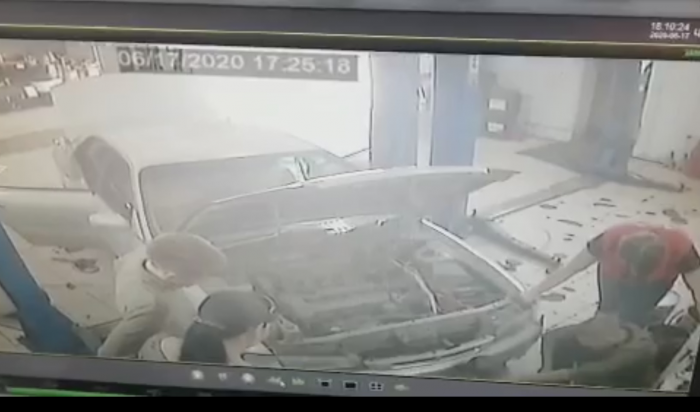 Три человека пострадали на пожаре в гаражном боксе в Ангарске
