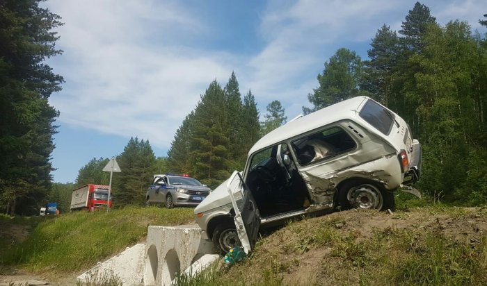 В результате столкновения грузовика с легковыми авто в Шелеховском районе пострадали 2 человека
