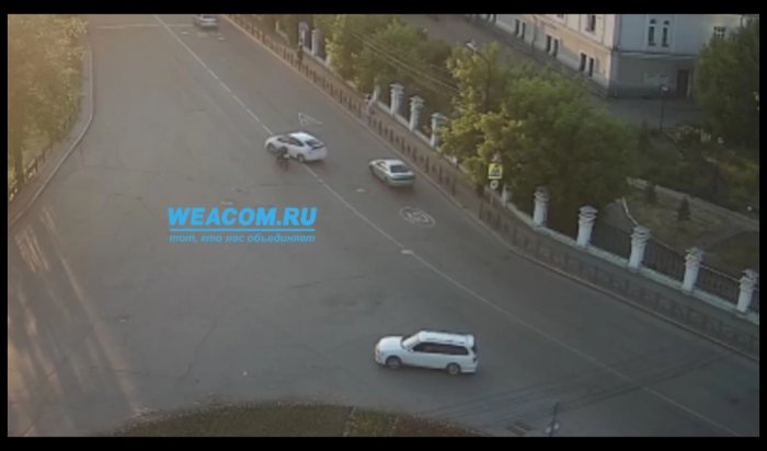 Момент ДТП с мотоциклистом попал на видео онлайн-камеры WEACOM.RU