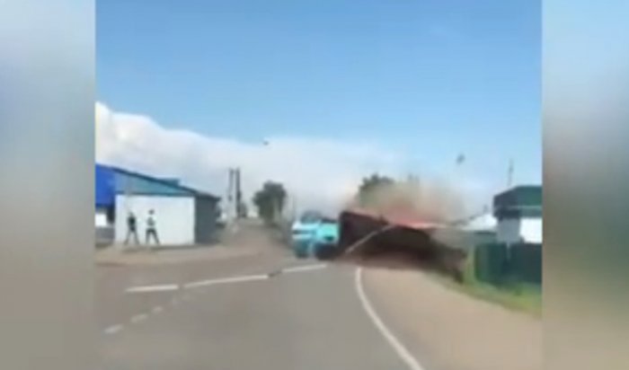 В Хомутово в результате столкновения с Toyota Land Cruiser перевернулся грузовик (Видео)