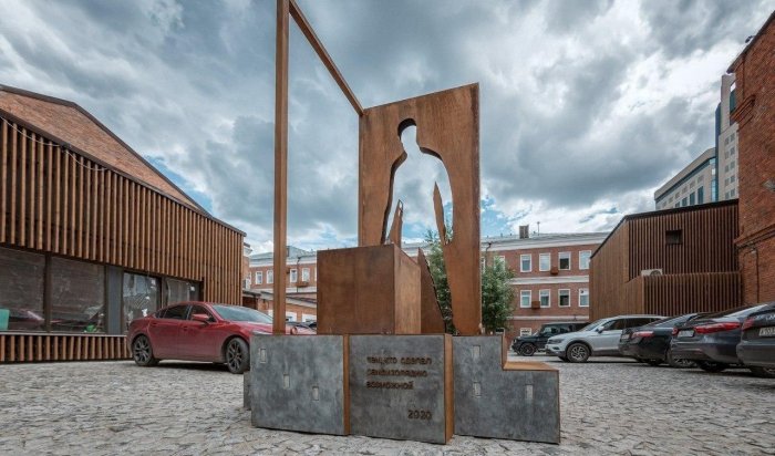 Памятник курьерам в знак благодарности за их работу во время пандемии коронавируса появился в Москве (Видео)