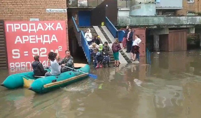 Последствия ливня 15 июля продолжают устранять в Иркутске (Фото+Видео)