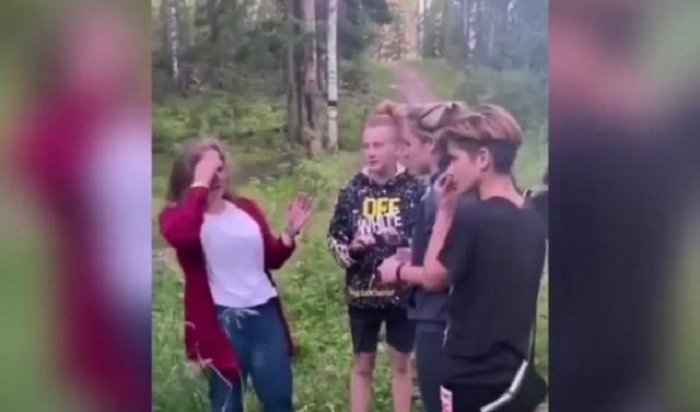 В Усть-Илимске подростки избили девушку (Видео)